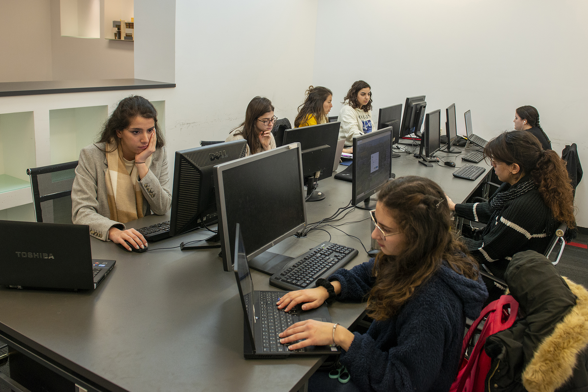 צילום של סטודנטים במעבדת המחשבים