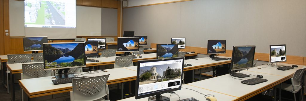 צילום של מעבדת המחשבים